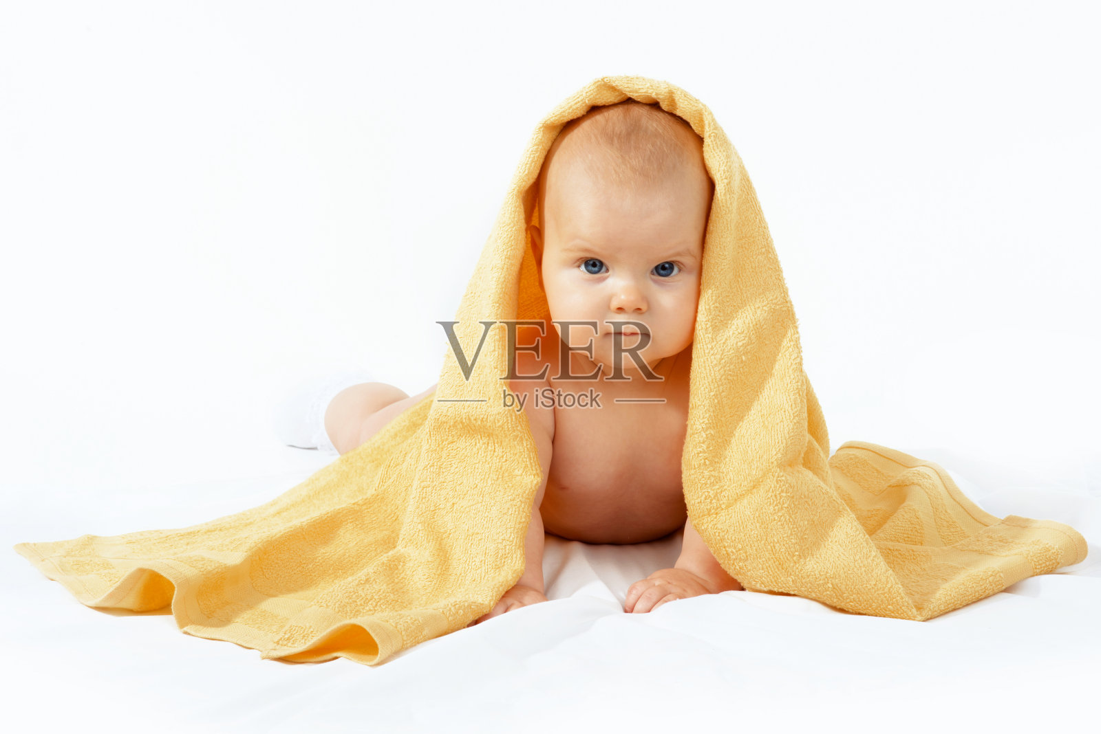 裹着黄色毛巾的婴儿照片摄影图片