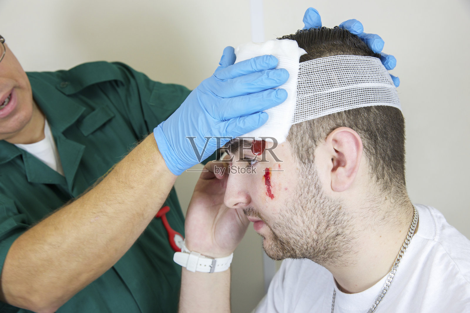 病人头部严重受伤后由护理人员护理照片摄影图片