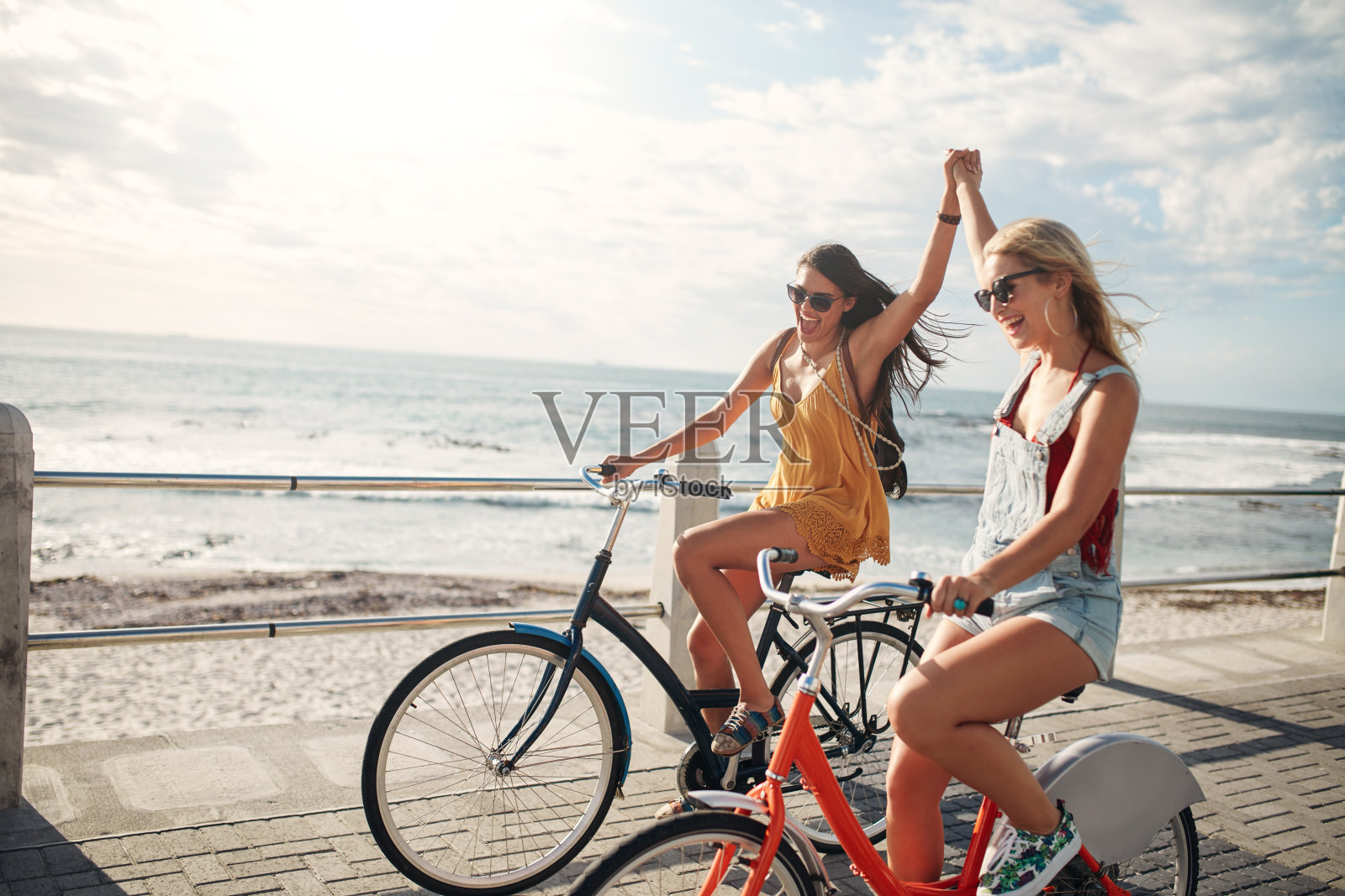 女性朋友喜欢在夏天骑自行车照片摄影图片