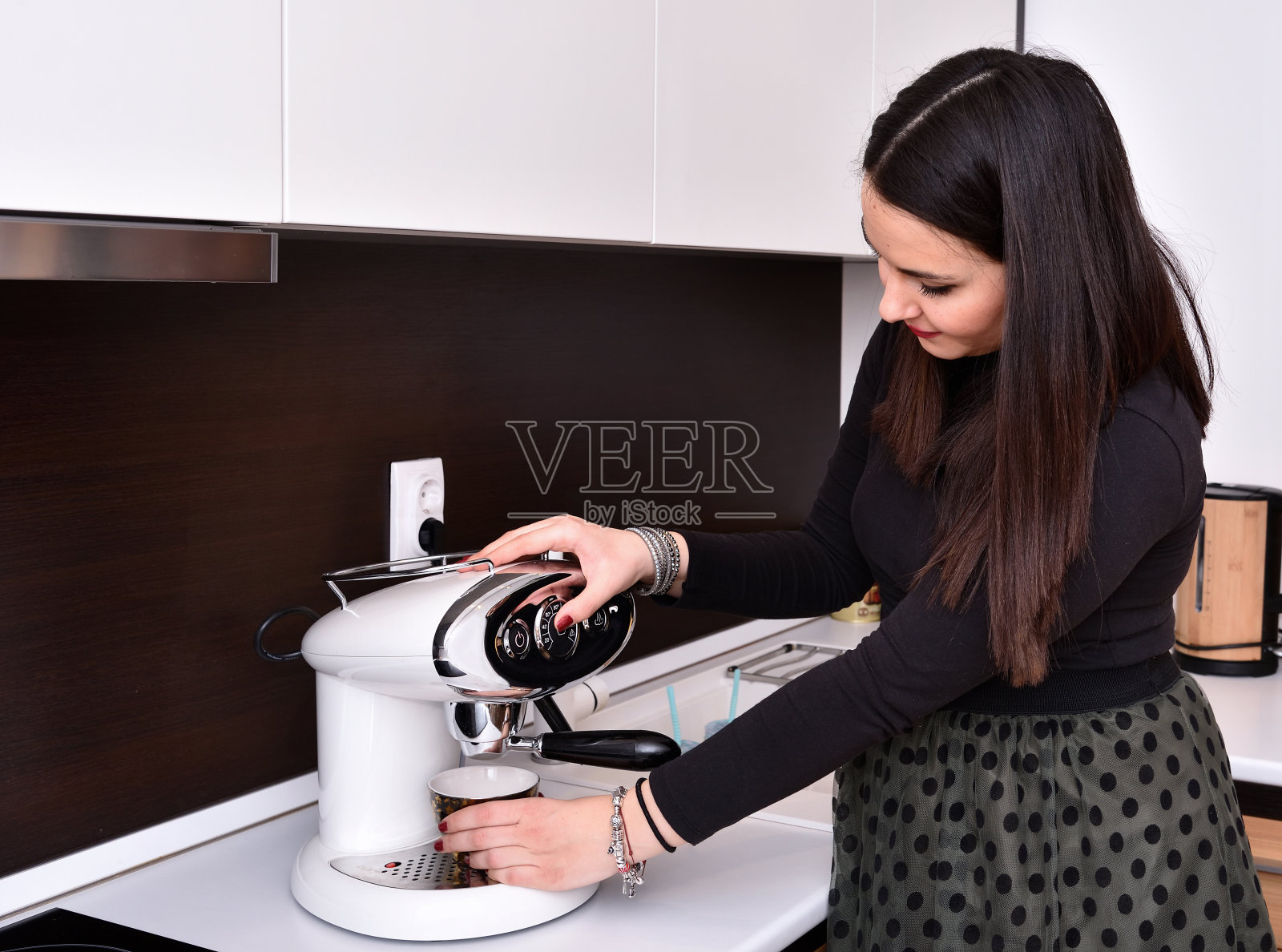 正在煮咖啡的年轻孕妇照片摄影图片
