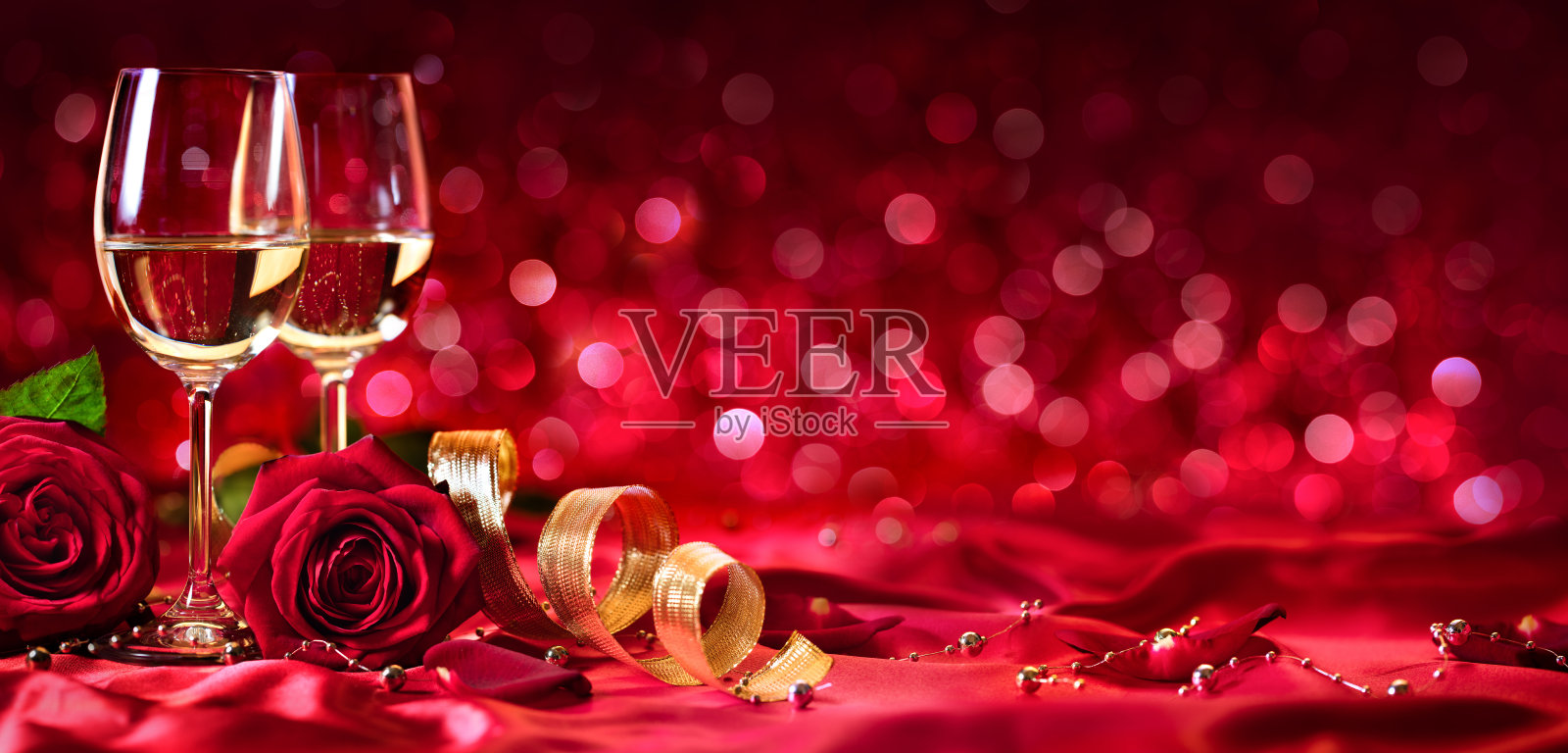 浪漫的情人节——用葡萄酒和玫瑰照片摄影图片