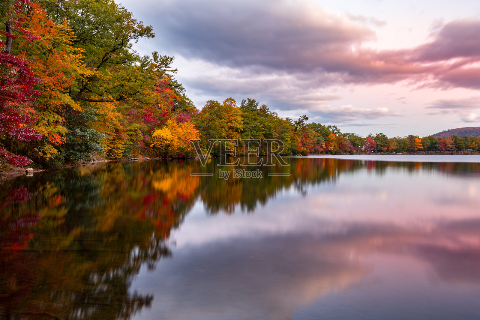 秋叶倒映在黑森湖中照片摄影图片