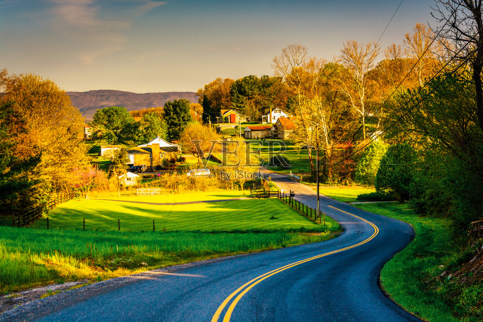 弗吉尼亚州雪兰多厄山谷中多风的乡村公路。照片摄影图片