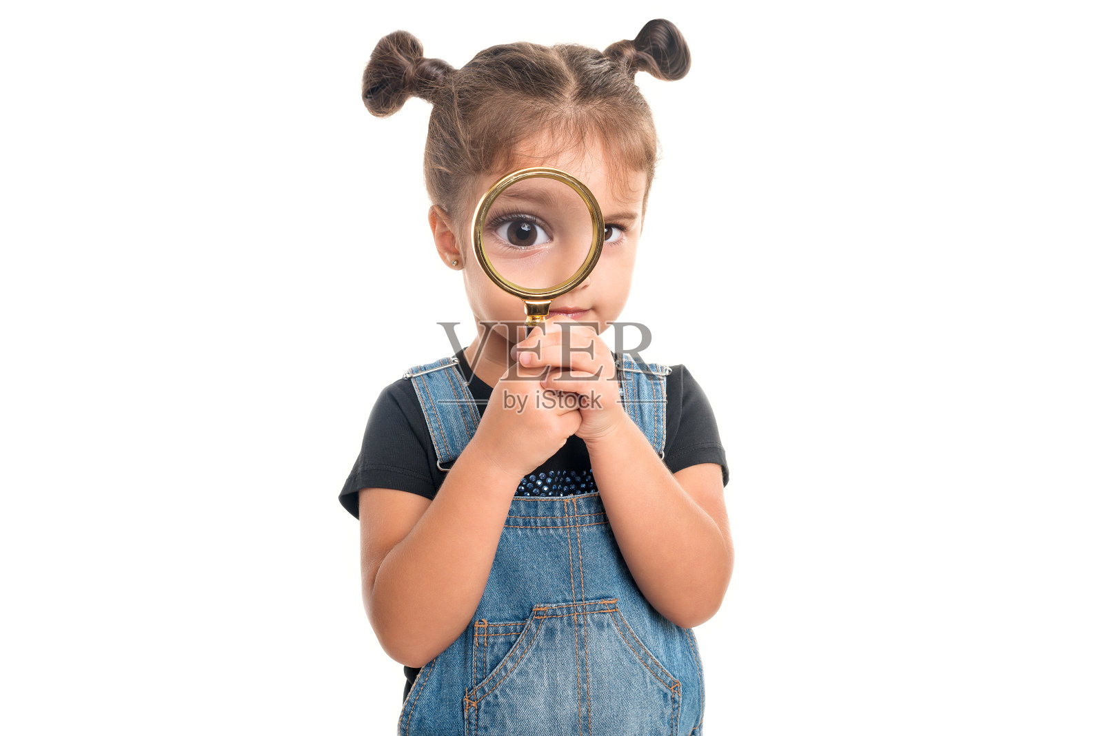 小女孩在用放大镜看东西照片摄影图片