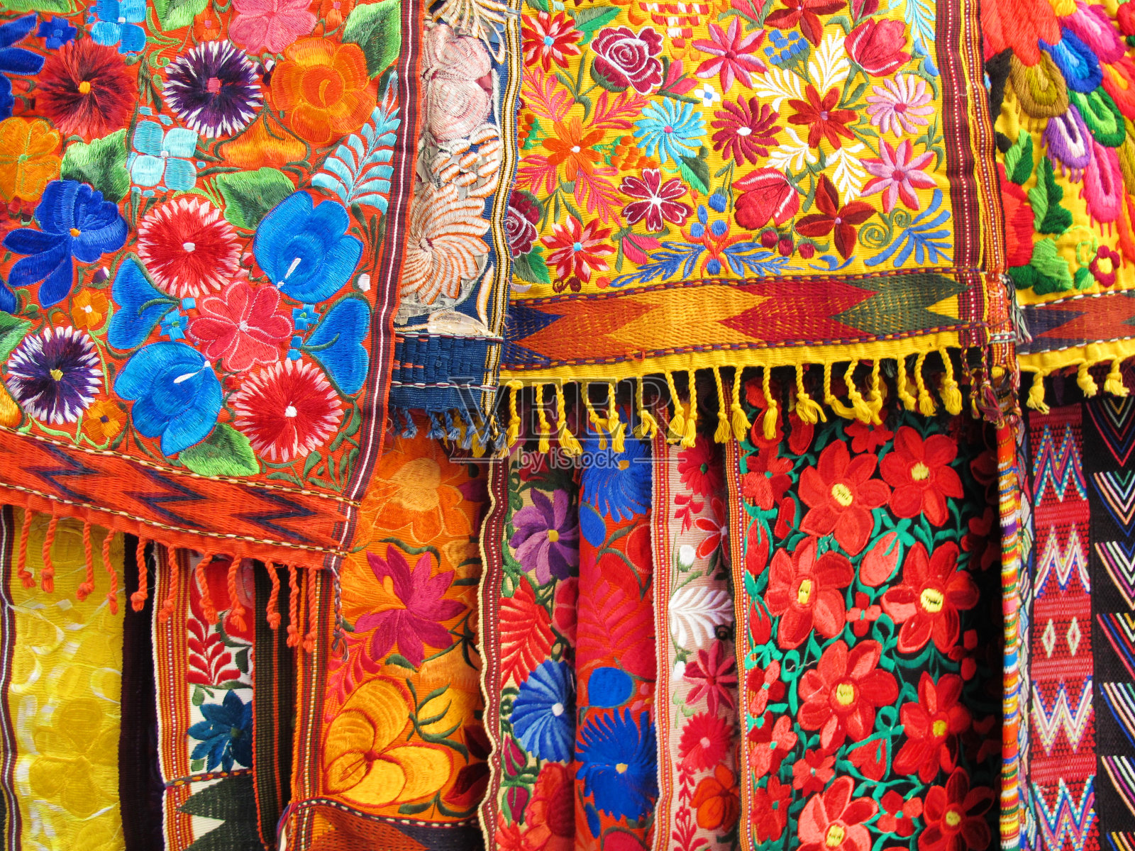 墨西哥露天市场的彩色绣花织物照片摄影图片