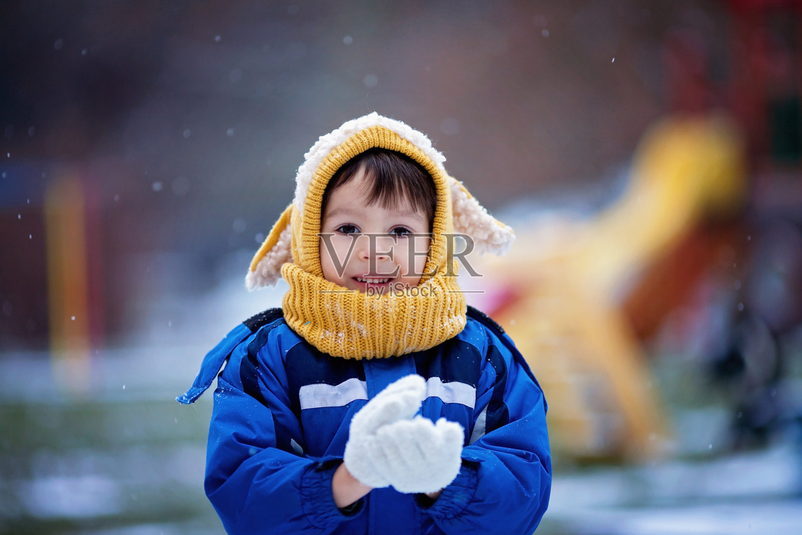 可爱的小男孩，在公园、操场上玩雪照片摄影图片
