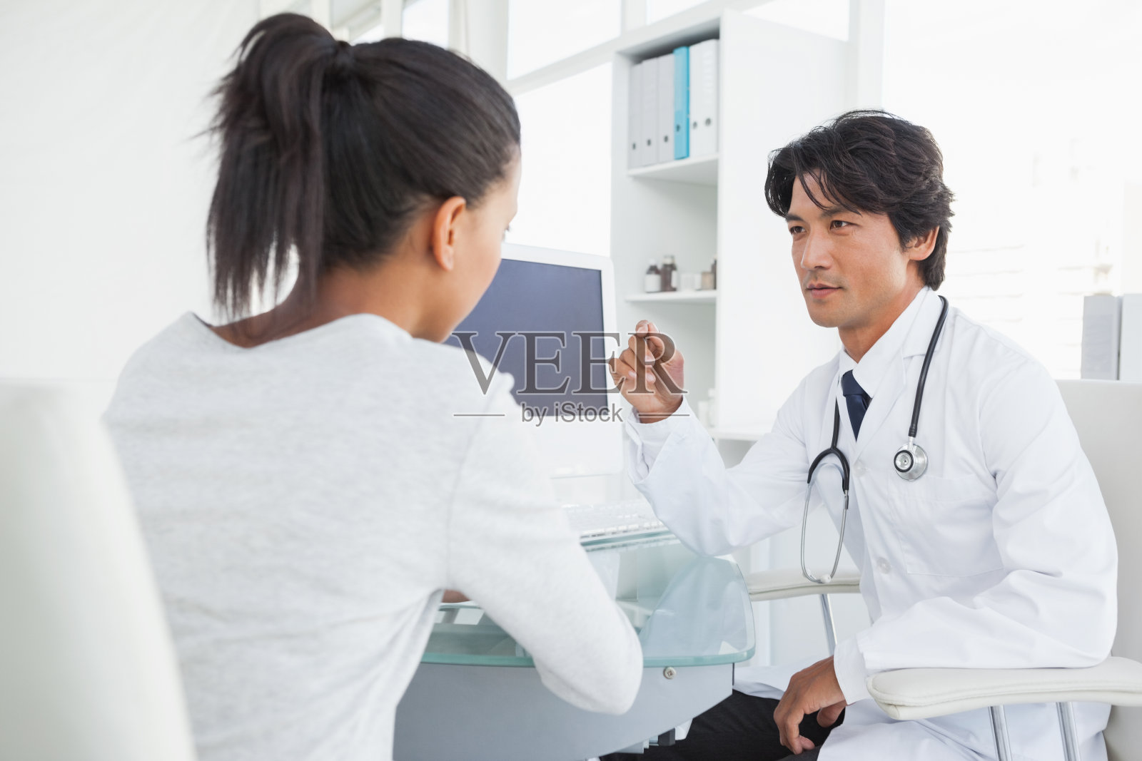 医生和他的病人谈话照片摄影图片