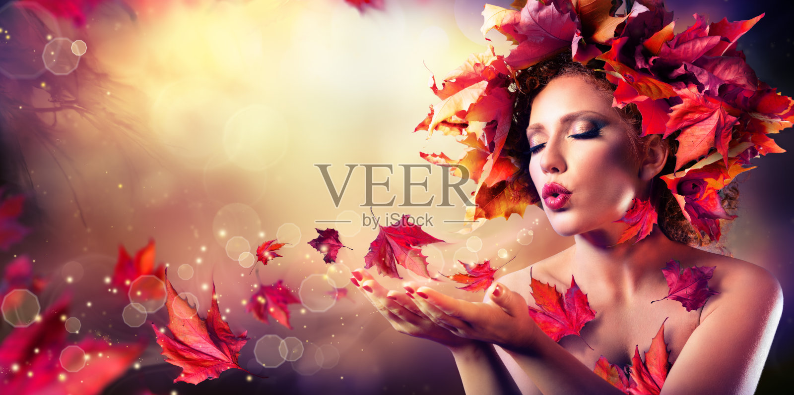 秋天的女人吹着红叶，呈现出仙女般的景象照片摄影图片