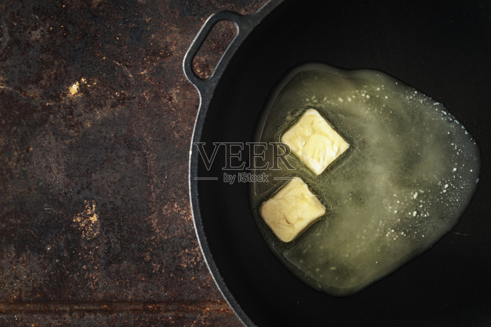 热锅顶视图中的黄油片照片摄影图片