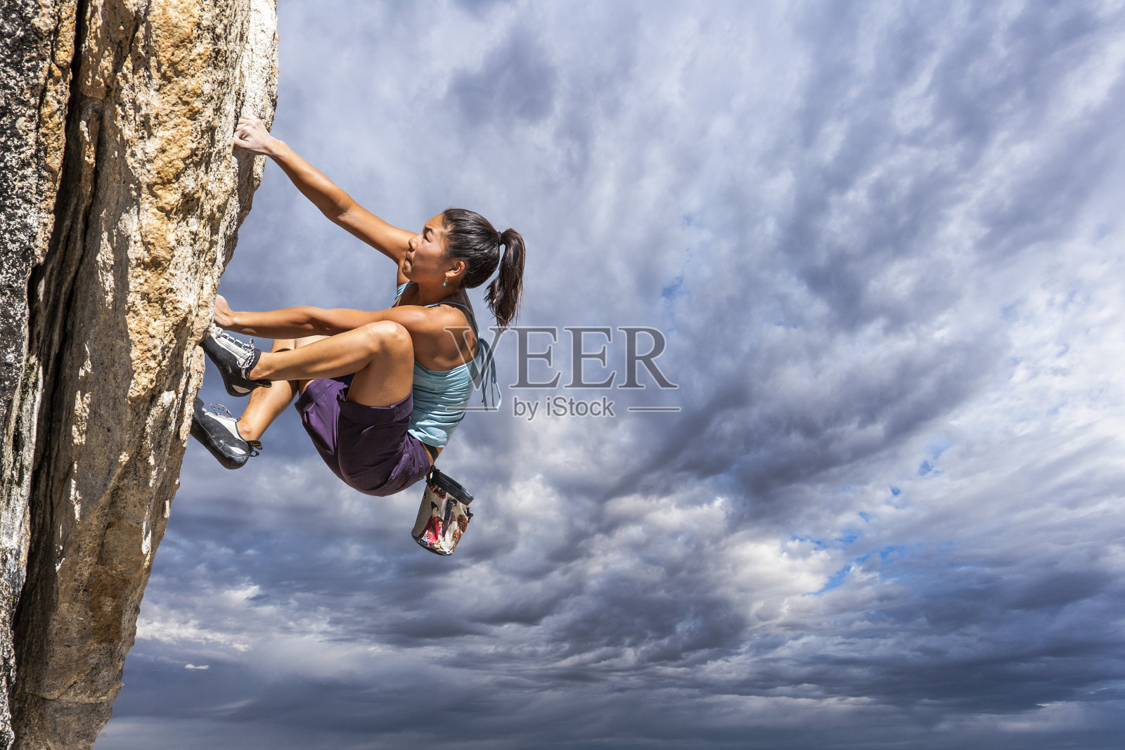 女性攀岩者紧紧抓住悬崖。照片摄影图片_ID:104545821-Veer图库