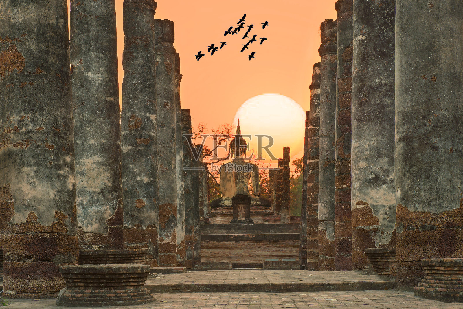 泰国素可泰历史公园玛哈那寺的佛像照片摄影图片