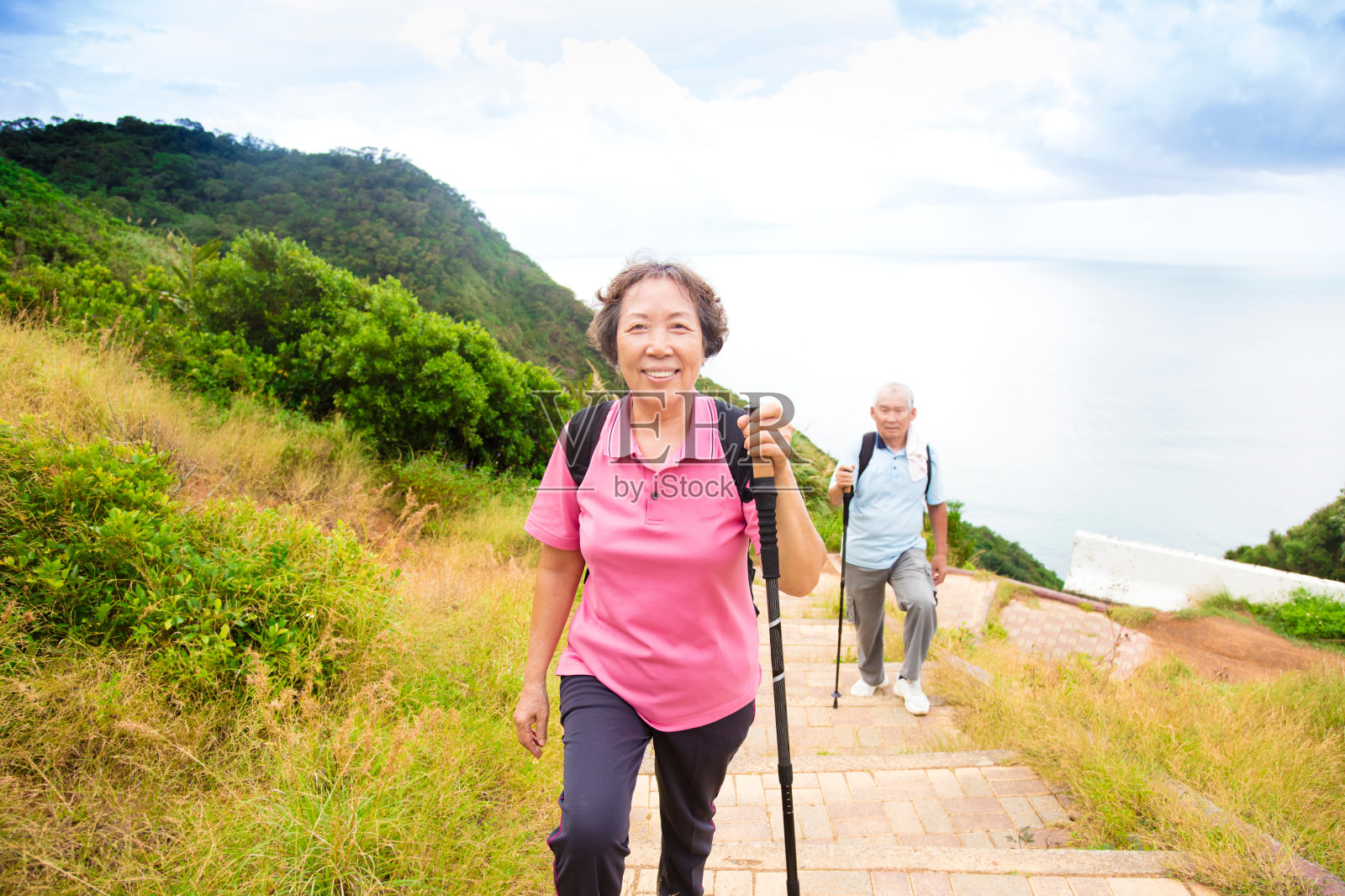 快乐的老年夫妇在山公园徒步旅行照片摄影图片