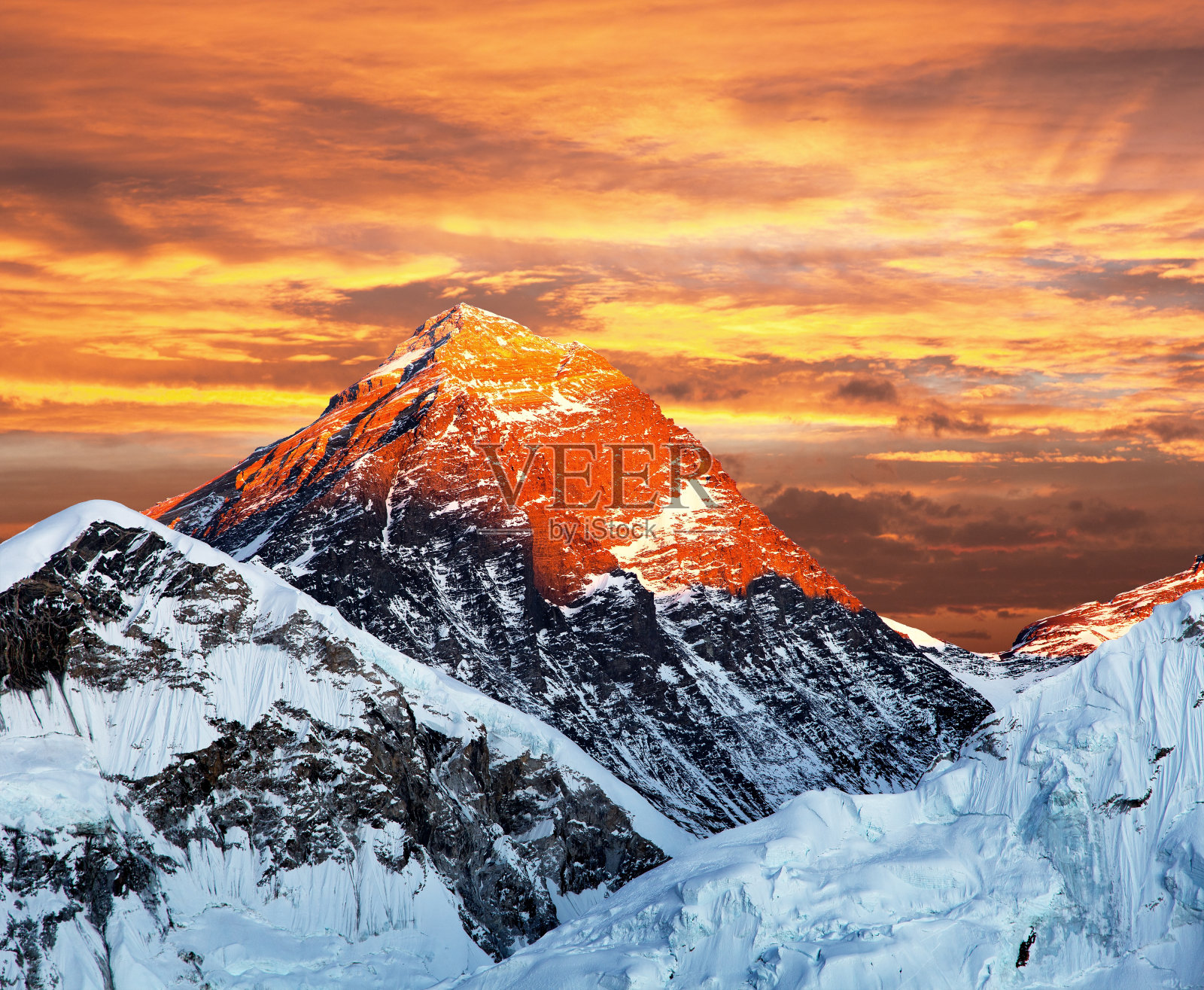 从卡拉帕特尔看珠穆朗玛峰的傍晚彩色景色照片摄影图片