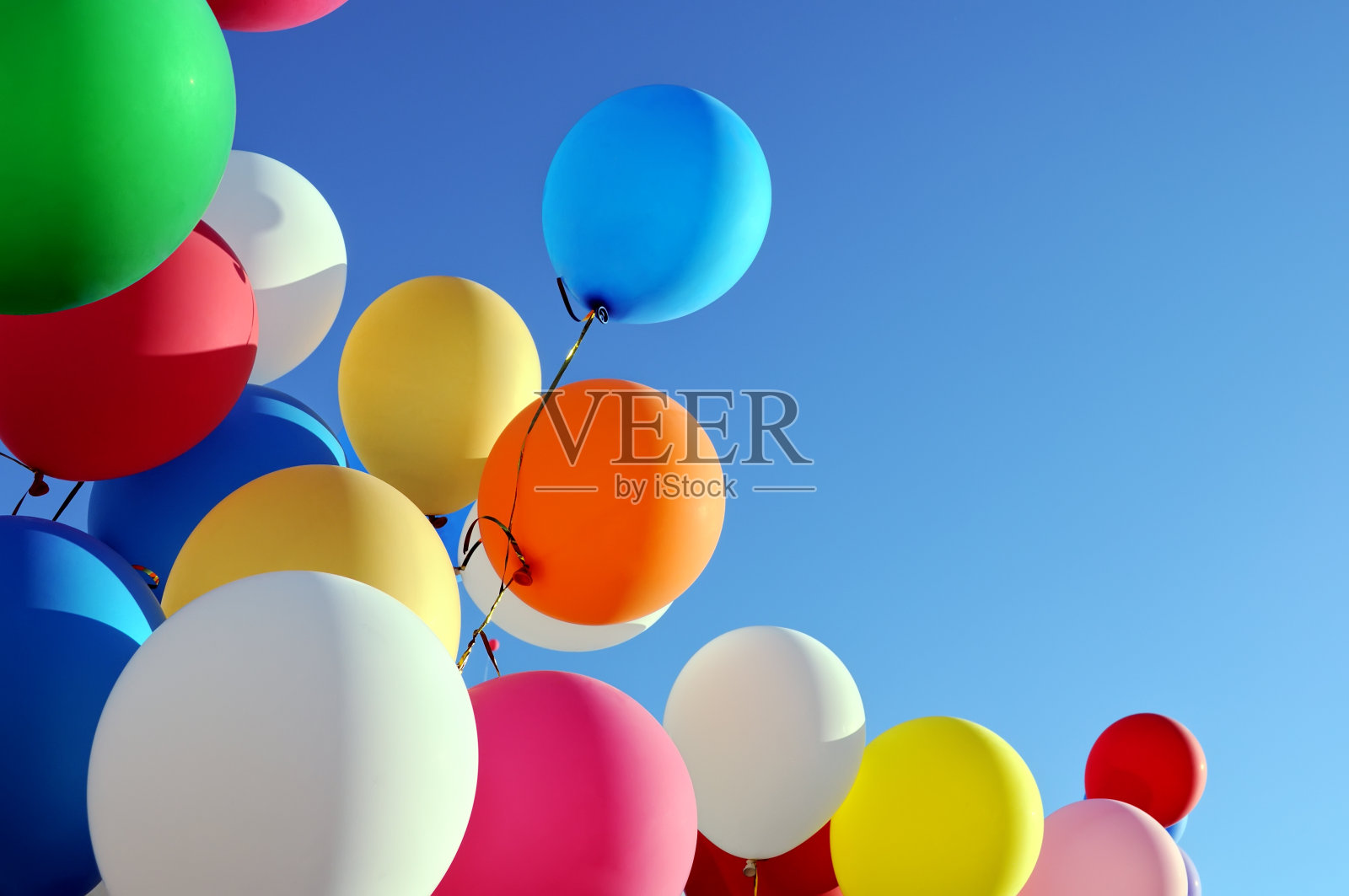 五颜六色的气球在城市节日照片摄影图片