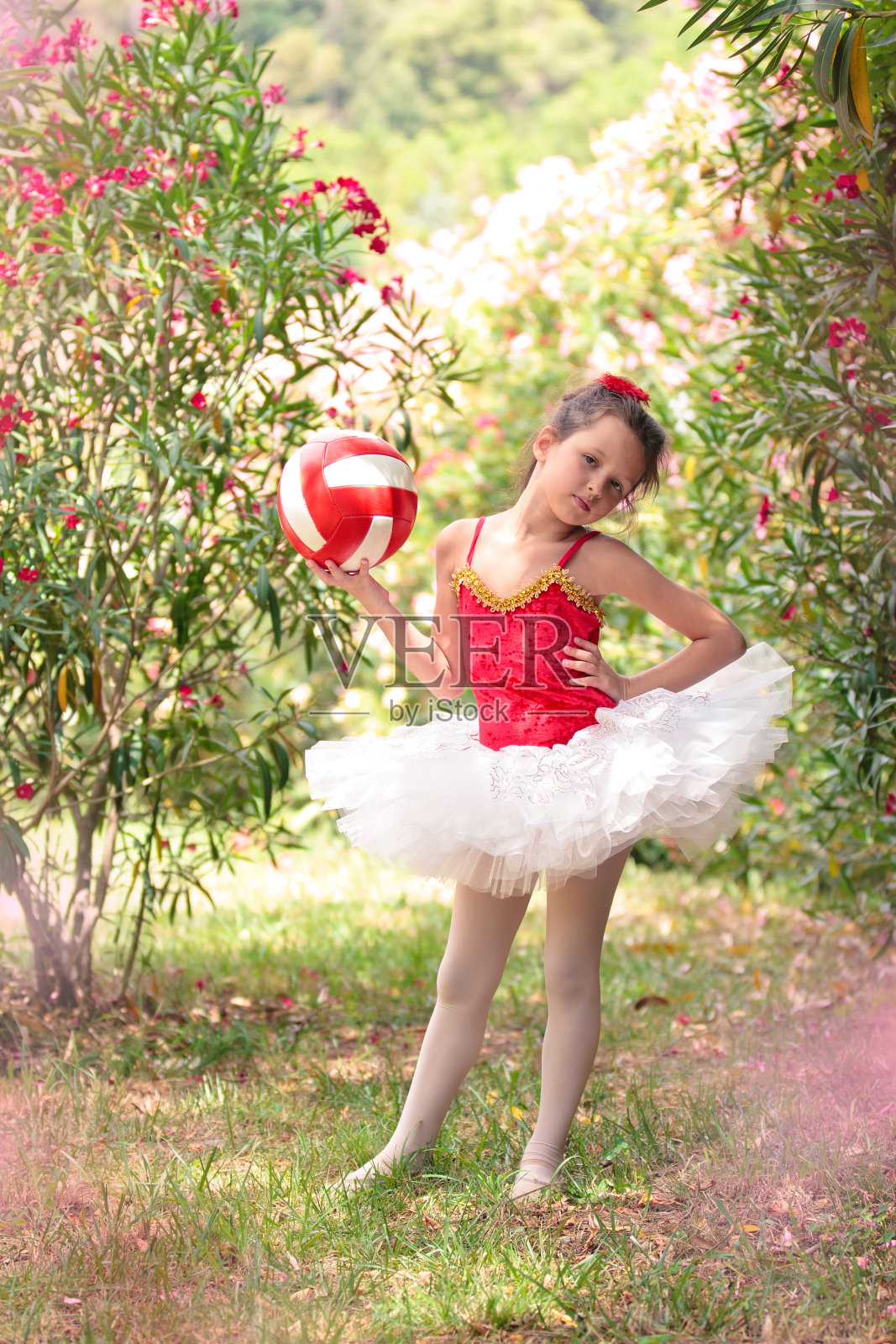 公园里的小芭蕾舞演员。照片摄影图片