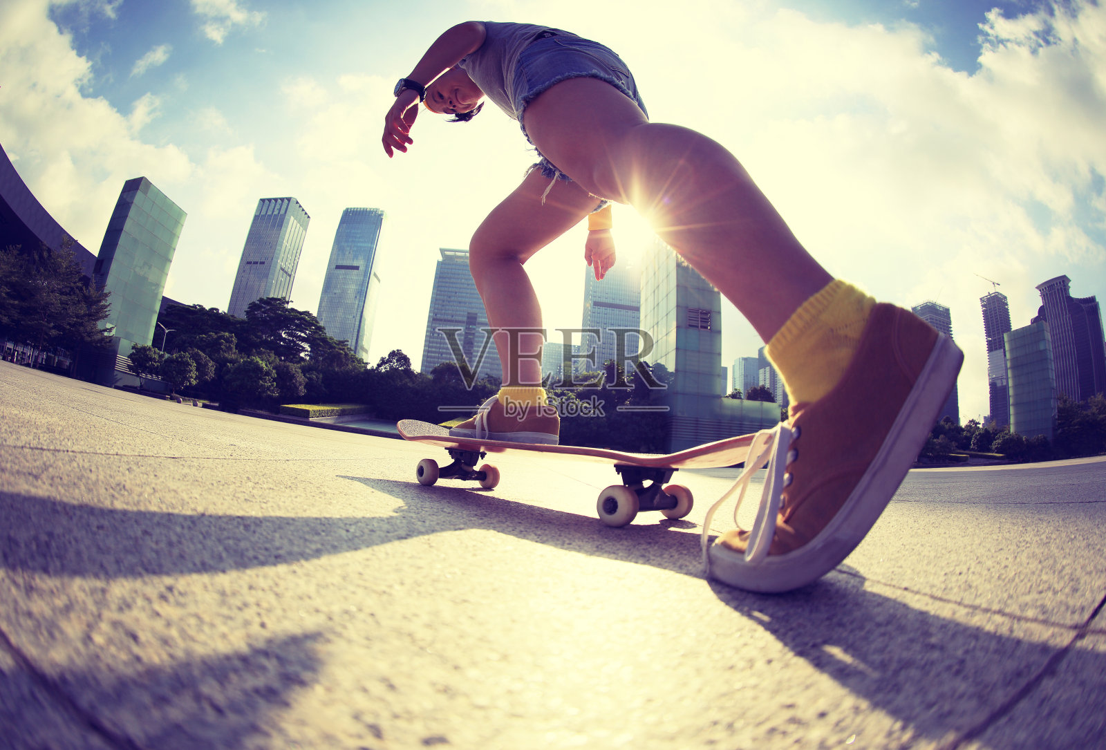 在日出城玩滑板的人照片摄影图片