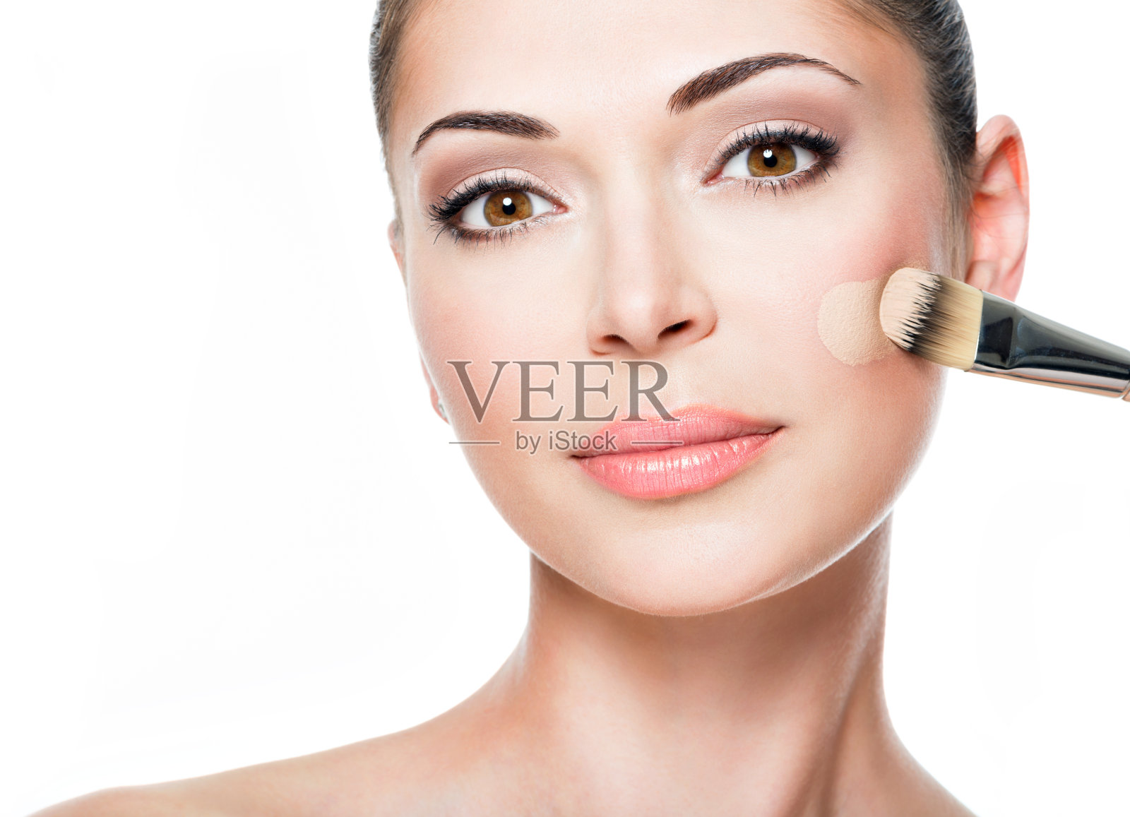 化妆师在脸上涂抹液体粉底照片摄影图片
