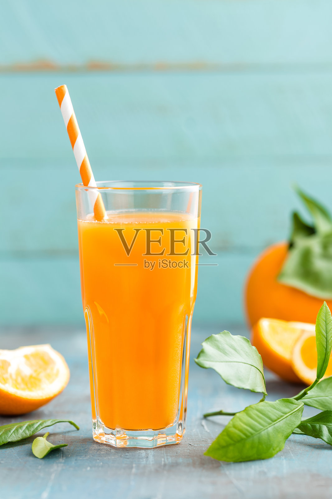 玻璃杯里的橙汁和带叶子的新鲜水果，维生素饮料或鸡尾酒照片摄影图片