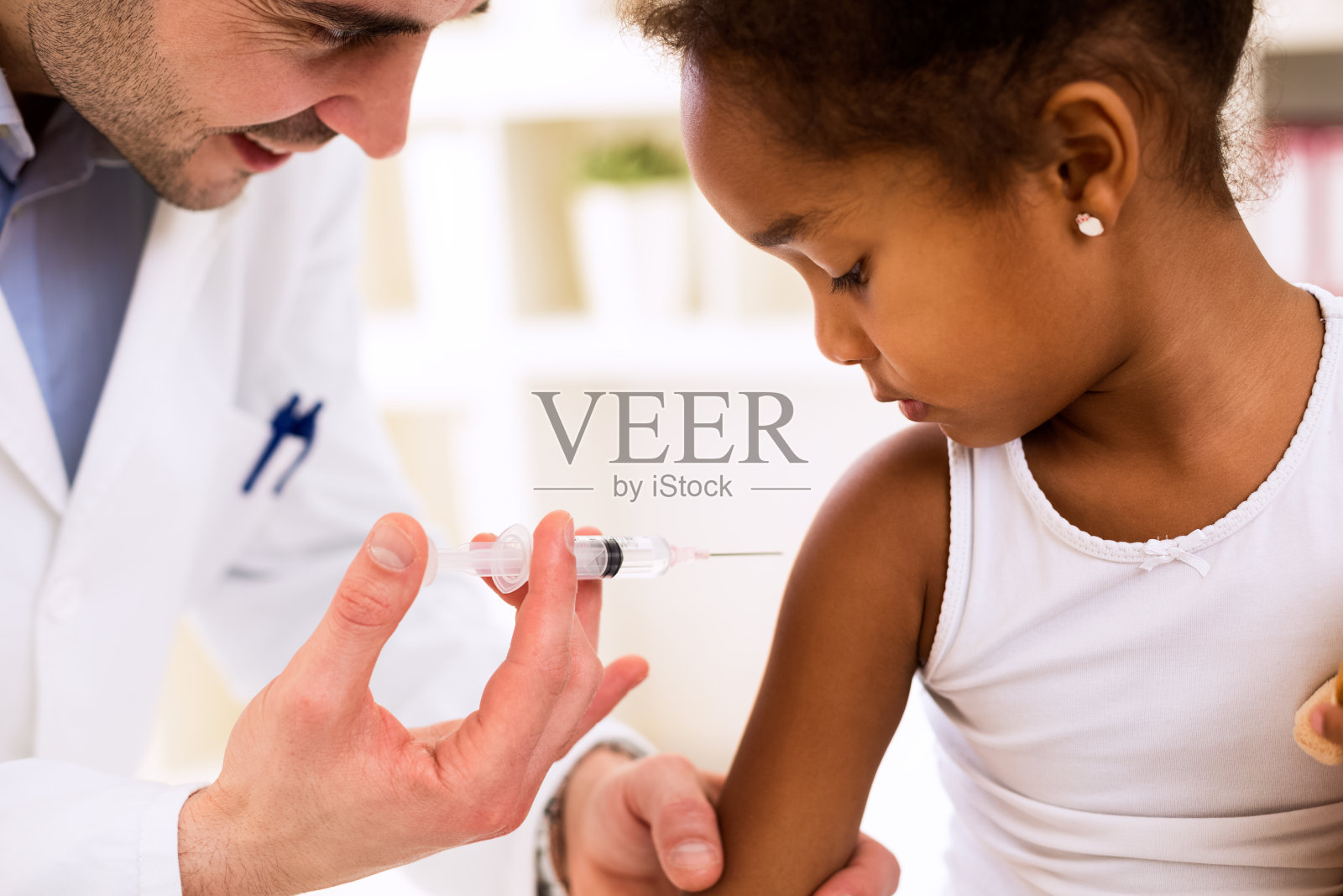医生给可爱的非洲女孩注射疫苗照片摄影图片