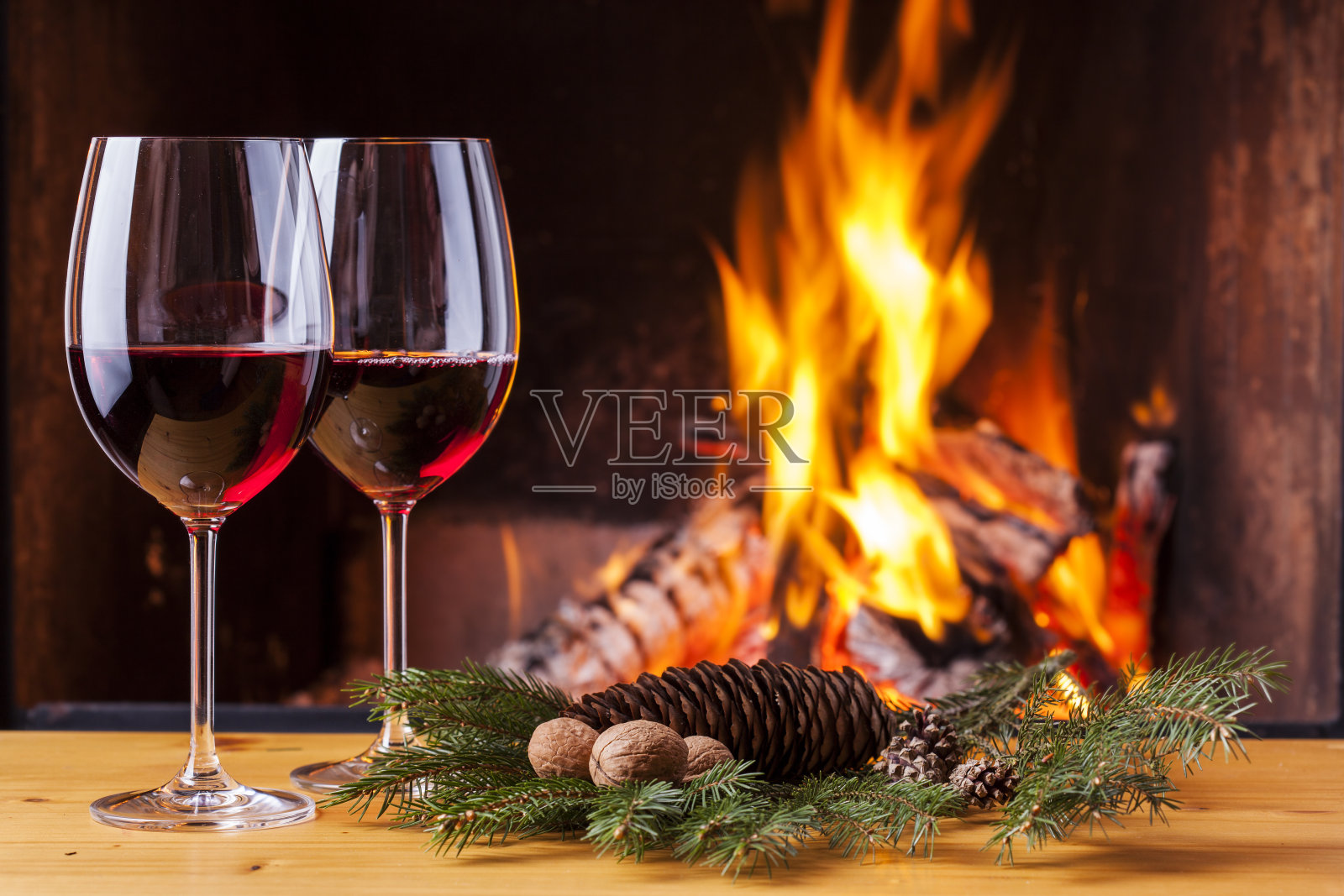 在舒适的壁炉边喝葡萄酒和食物照片摄影图片