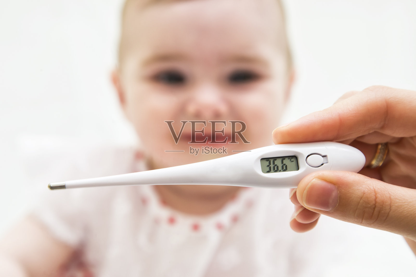 测量生病孩子体温的体温计照片摄影图片
