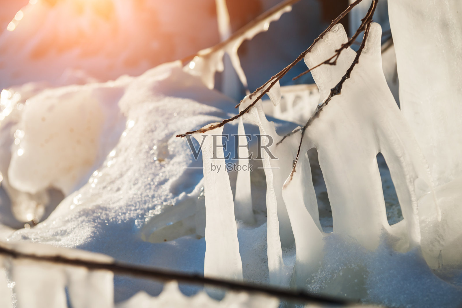 湖面结冰的冬季景观照片摄影图片