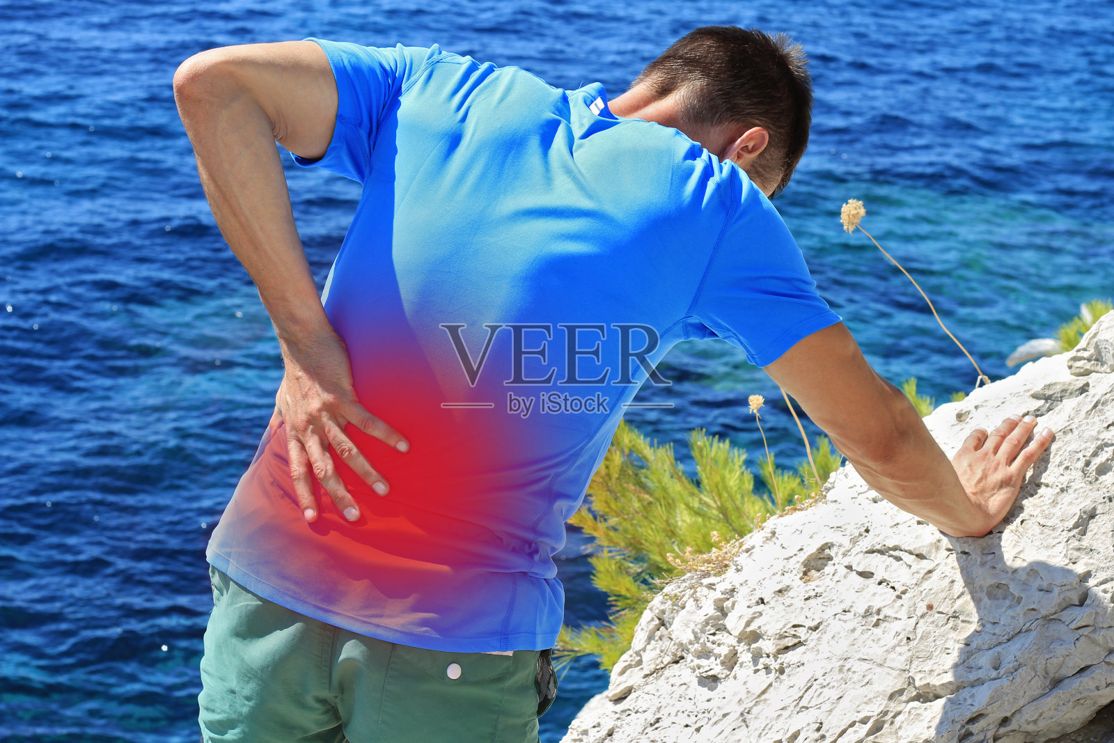 背部疼痛的男人。运动损伤照片摄影图片