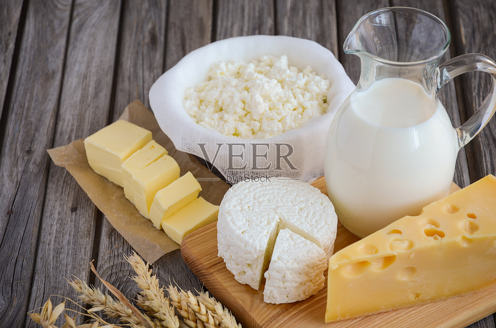 新鲜乳制品-牛奶，奶酪，黄油和白软干酪照片摄影图片