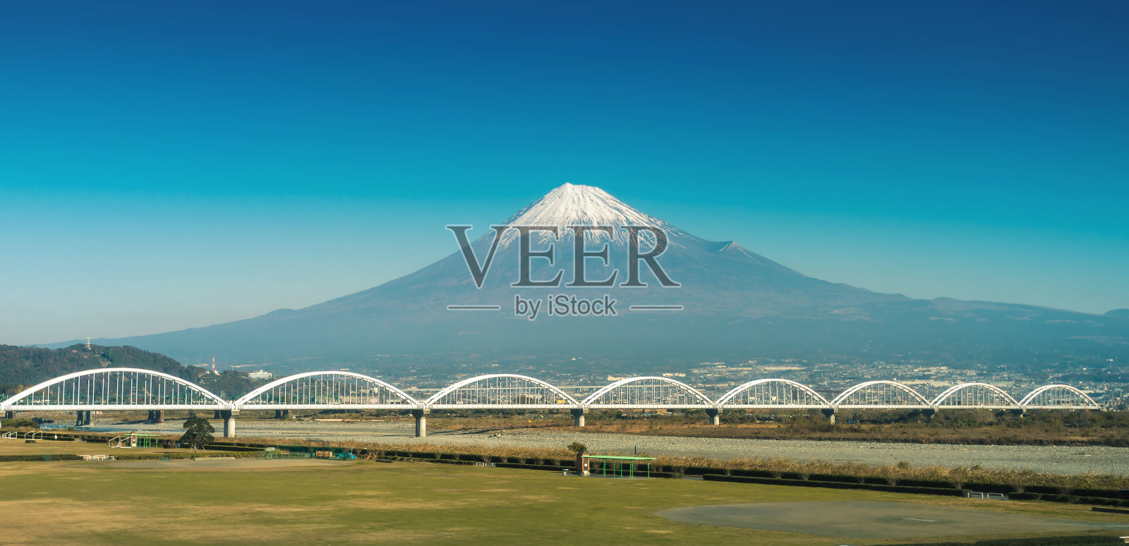 静冈县的富士山和富士河照片摄影图片