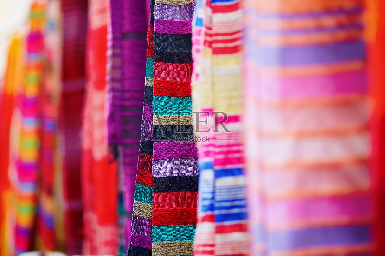 在Essaouira出售的彩色织物和地毯照片摄影图片