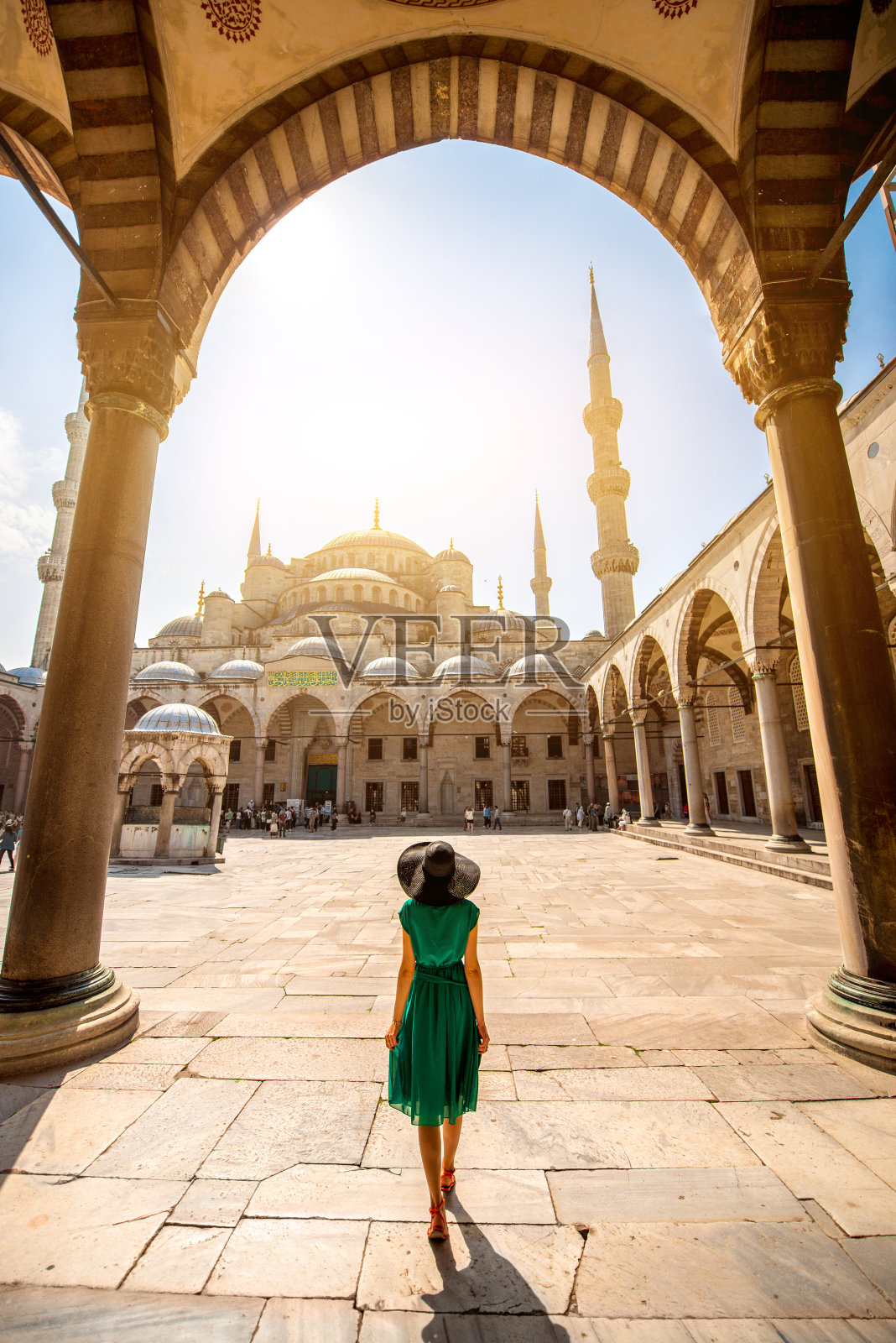 伊斯坦布尔蓝色清真寺附近的妇女照片摄影图片