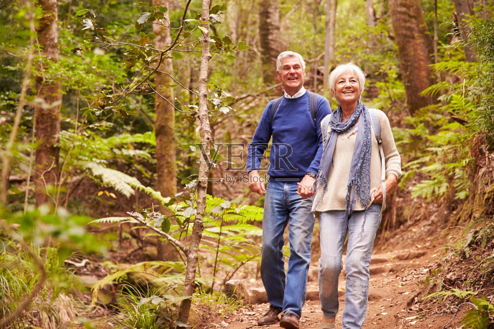 一对老年夫妇在森林里散步照片摄影图片