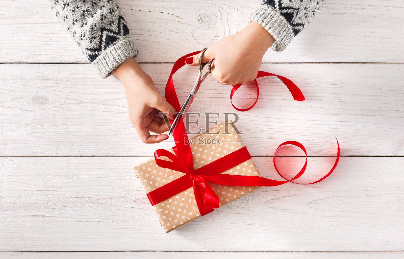 女人的手用红丝带包裹圣诞礼物照片摄影图片