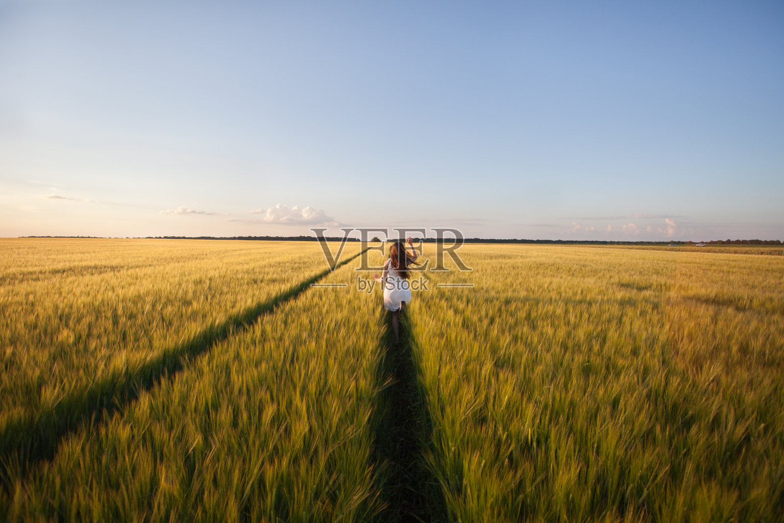 美丽的女人跑在黄色的麦田里照片摄影图片