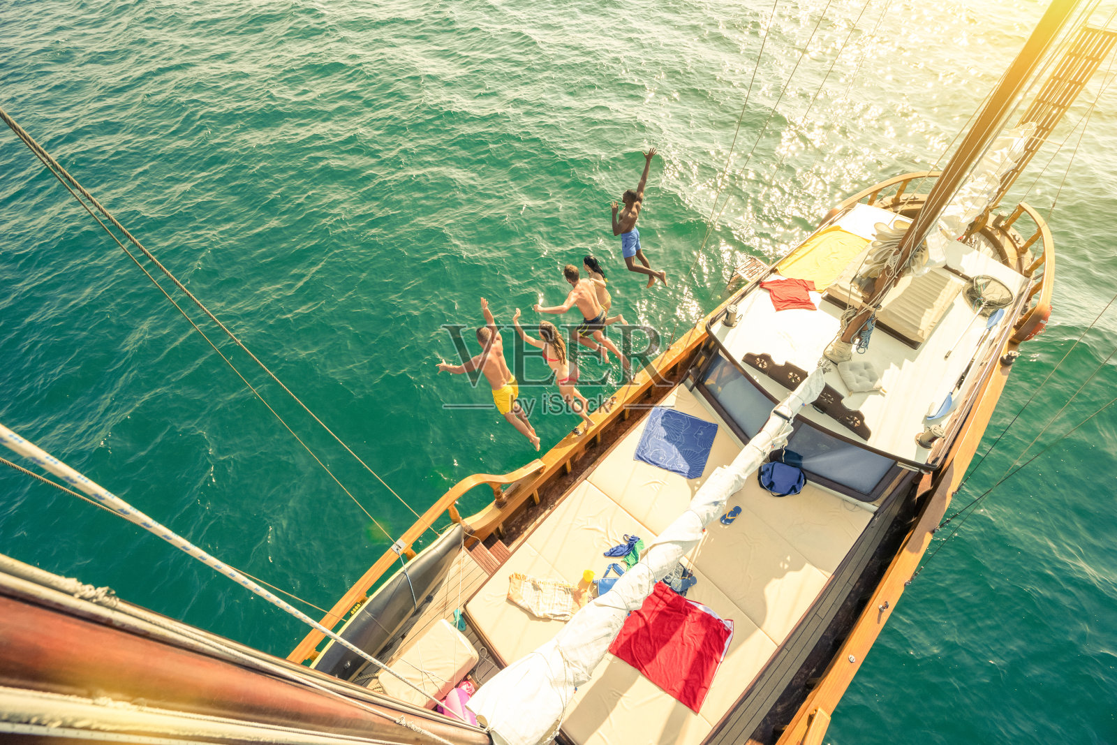 鸟瞰图的年轻人从帆船上跳下来海上旅行照片摄影图片