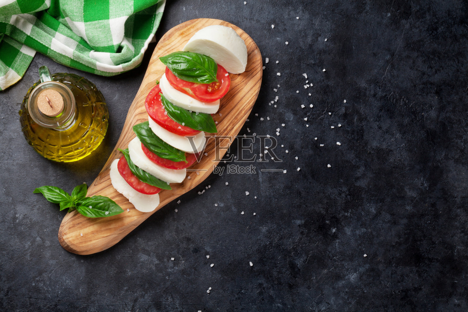 意大利番茄沙拉。马苏里拉奶酪，西红柿和罗勒照片摄影图片
