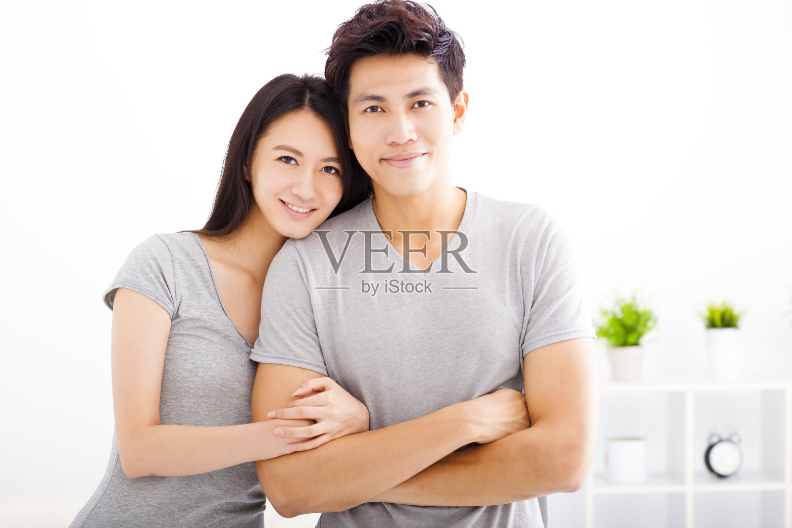 年轻幸福的夫妇拥抱和微笑照片摄影图片