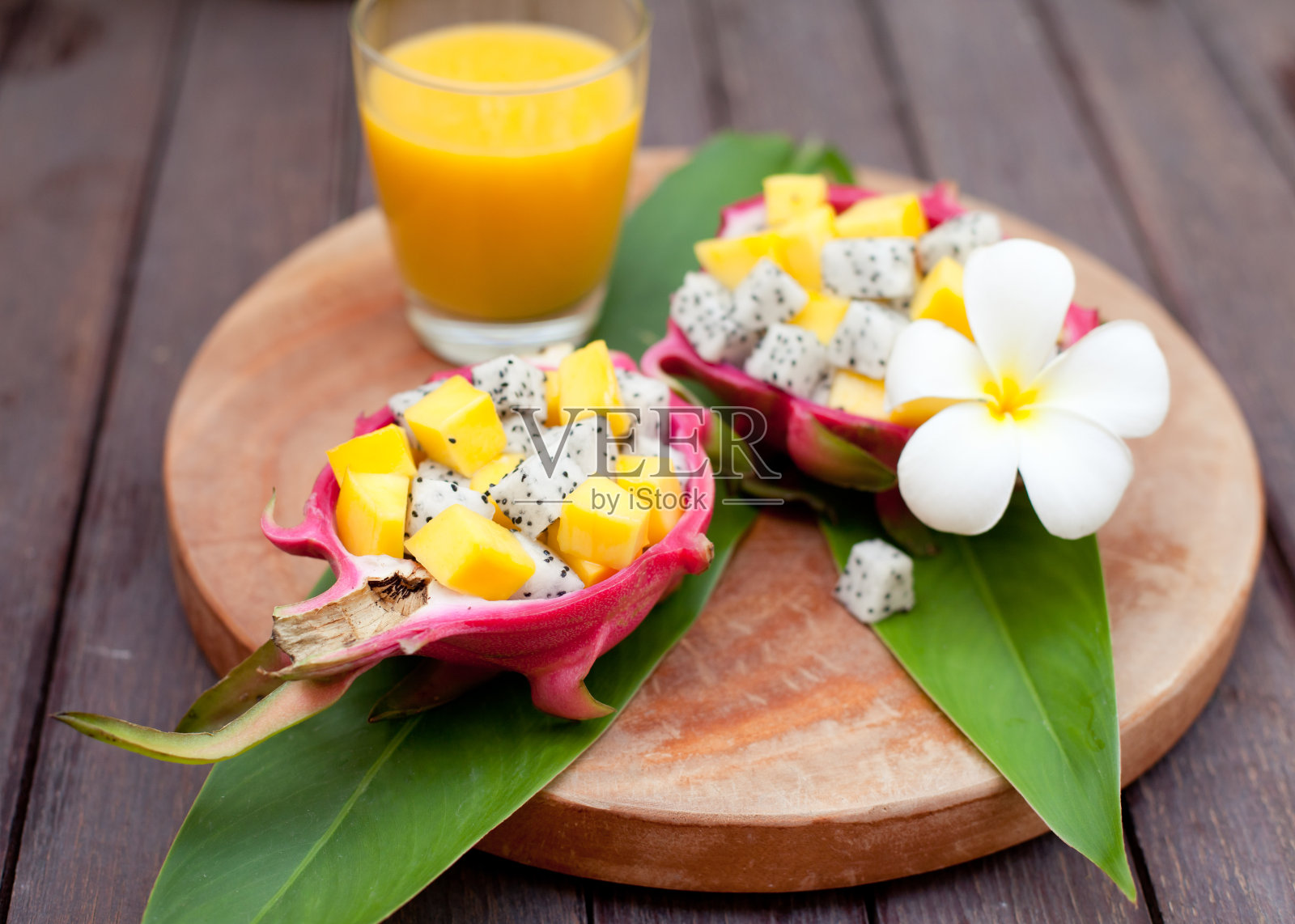 火龙果热带水果沙拉，龙碗芒果汁。照片摄影图片
