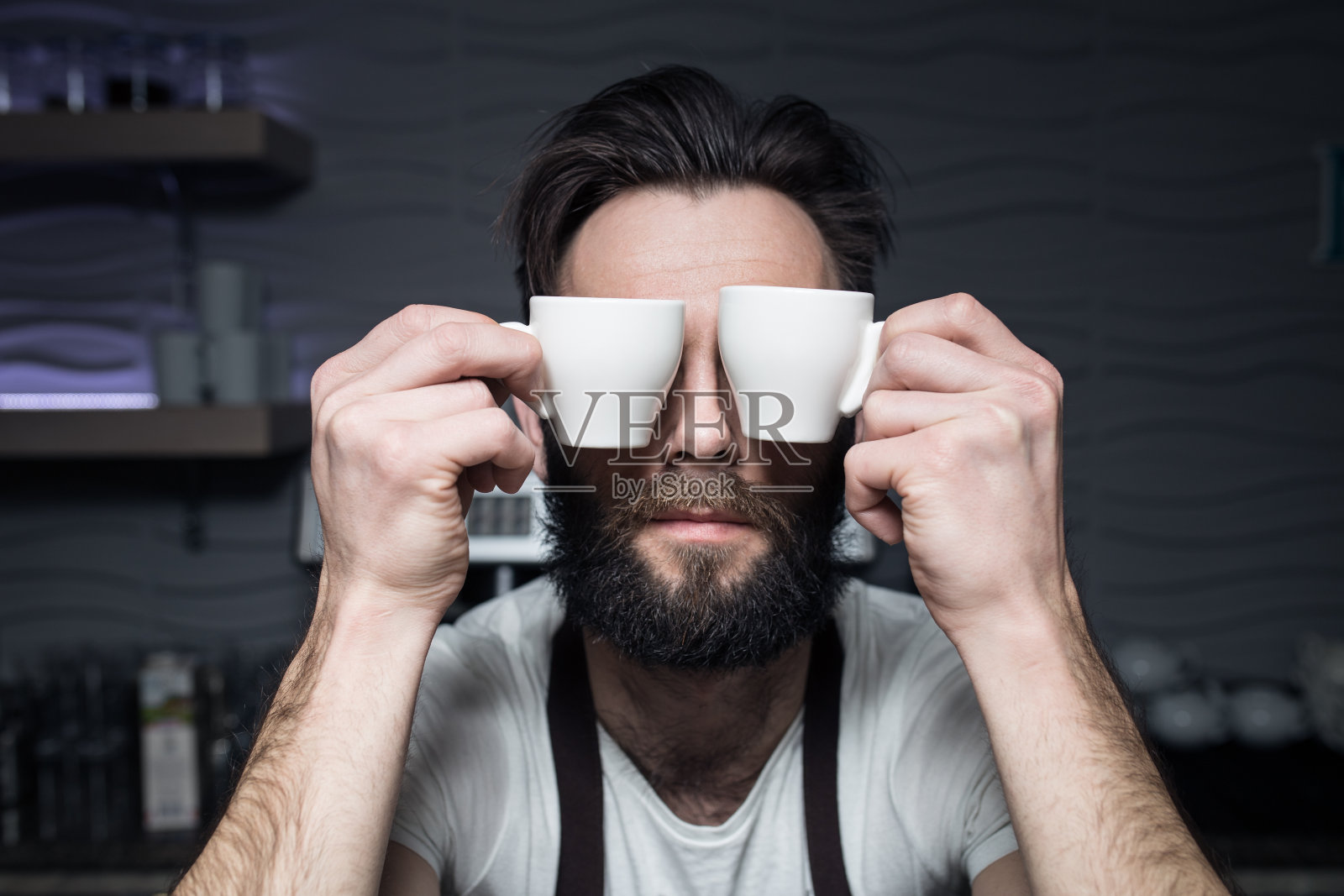 调酒师让咖啡杯靠近脸;照片摄影图片