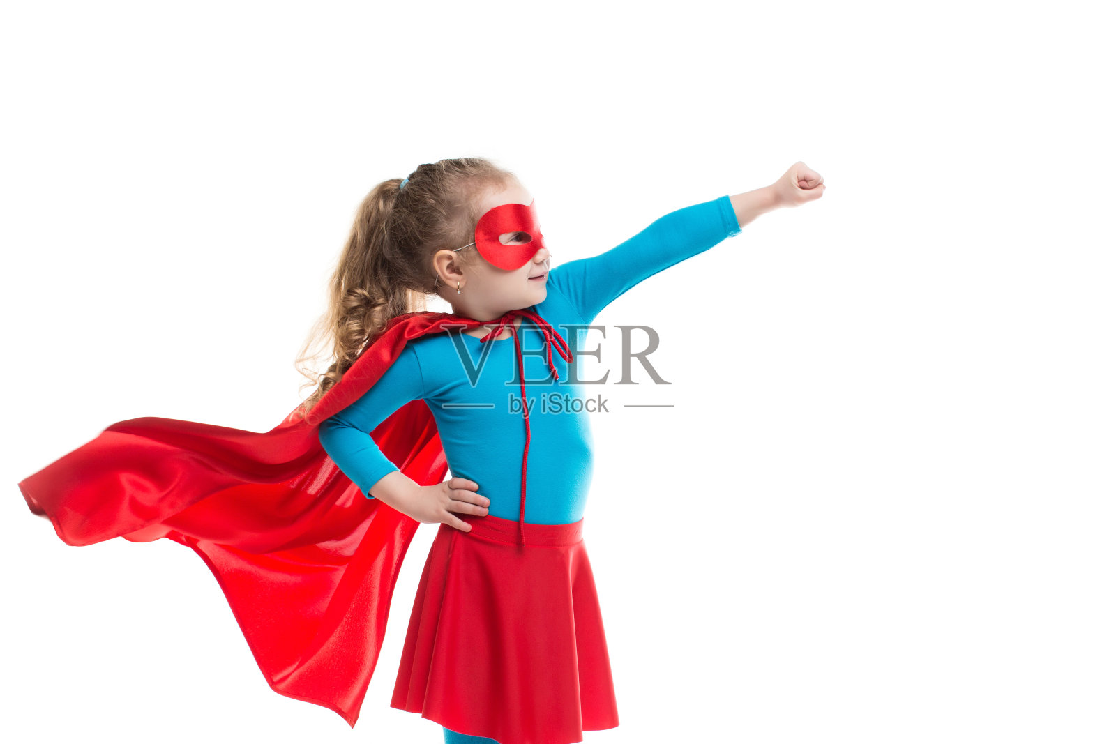 超级英雄小孩(女孩)，孤立无援。照片摄影图片