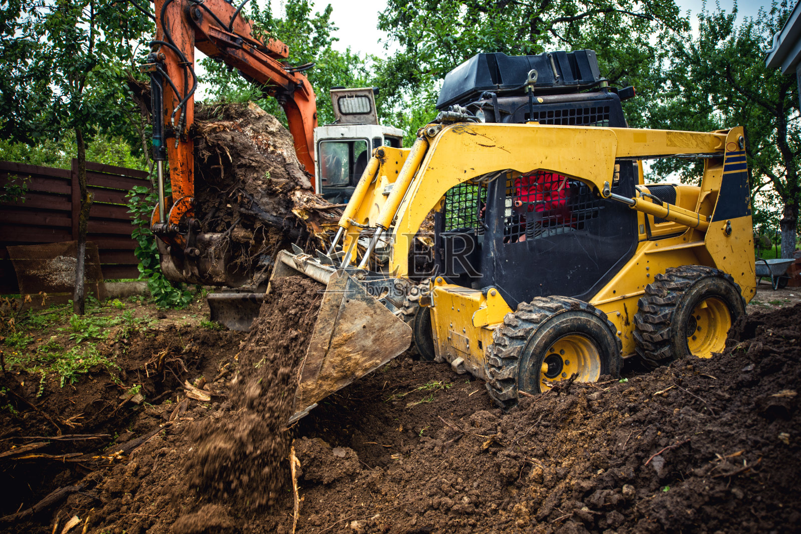 用推土机和挖掘机在家工地进行园林绿化工作照片摄影图片