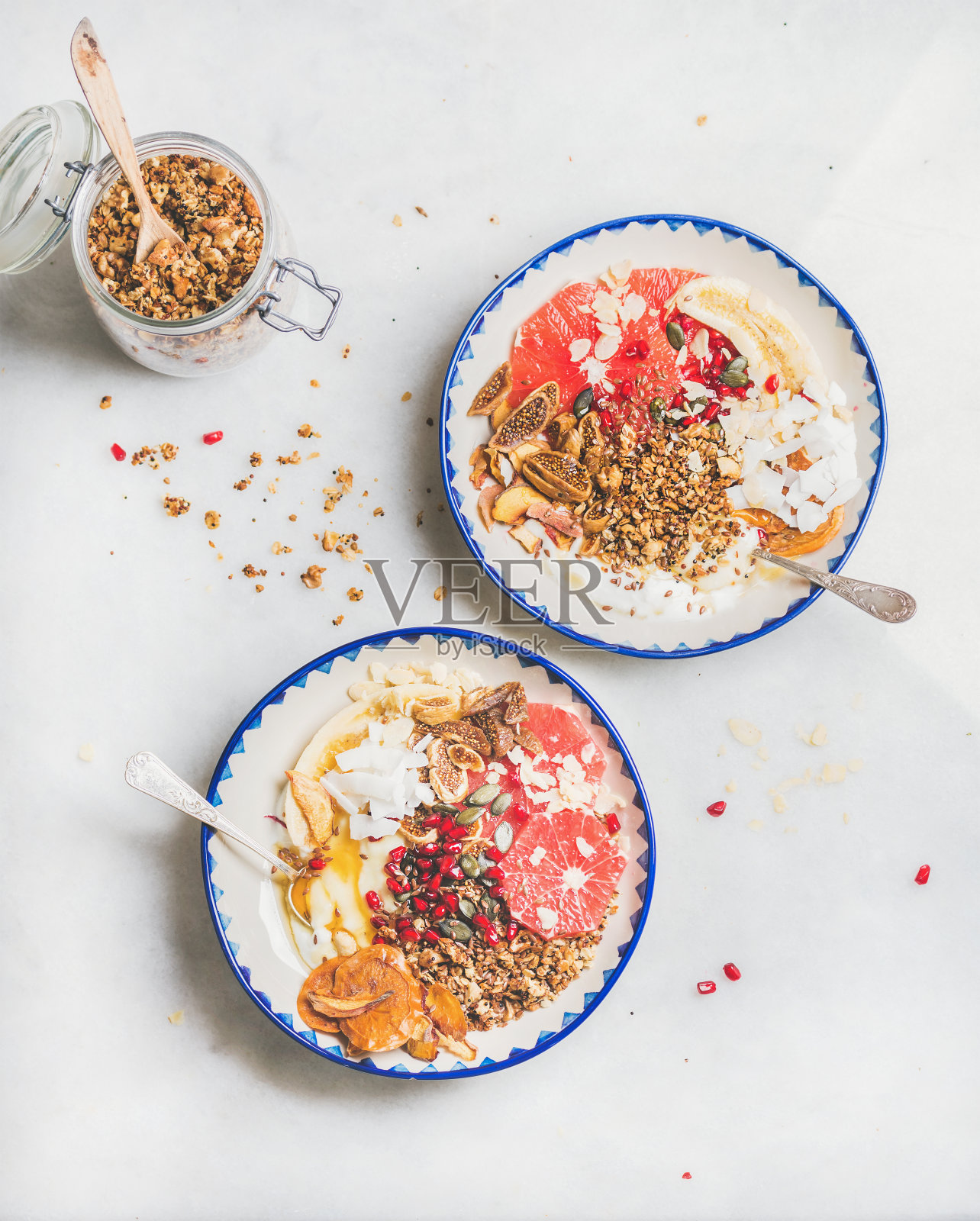 健康的早餐酸奶碗，加格兰诺拉麦片，新鲜和干果照片摄影图片