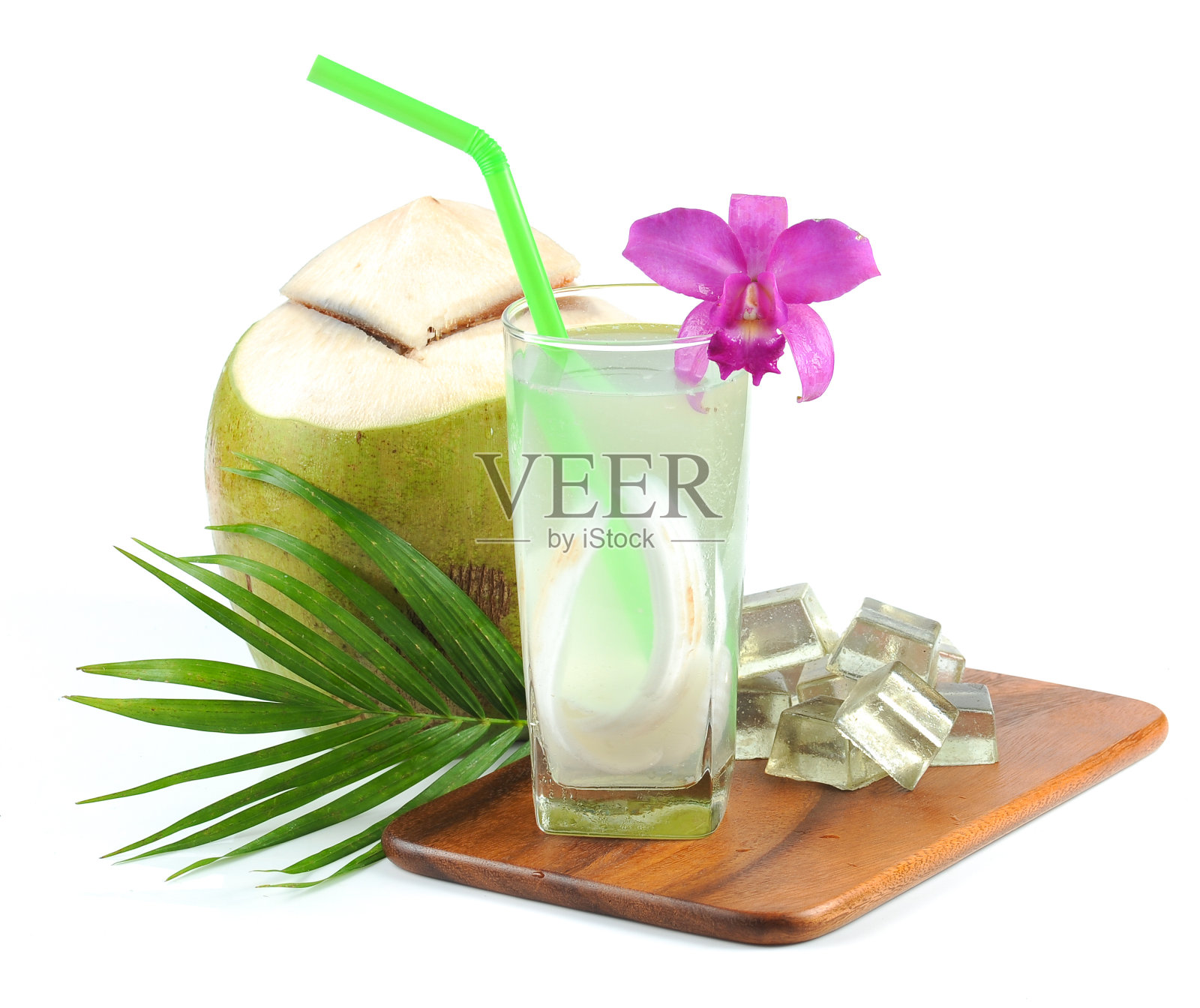 新鲜椰子汁饮料在白色的背景照片摄影图片