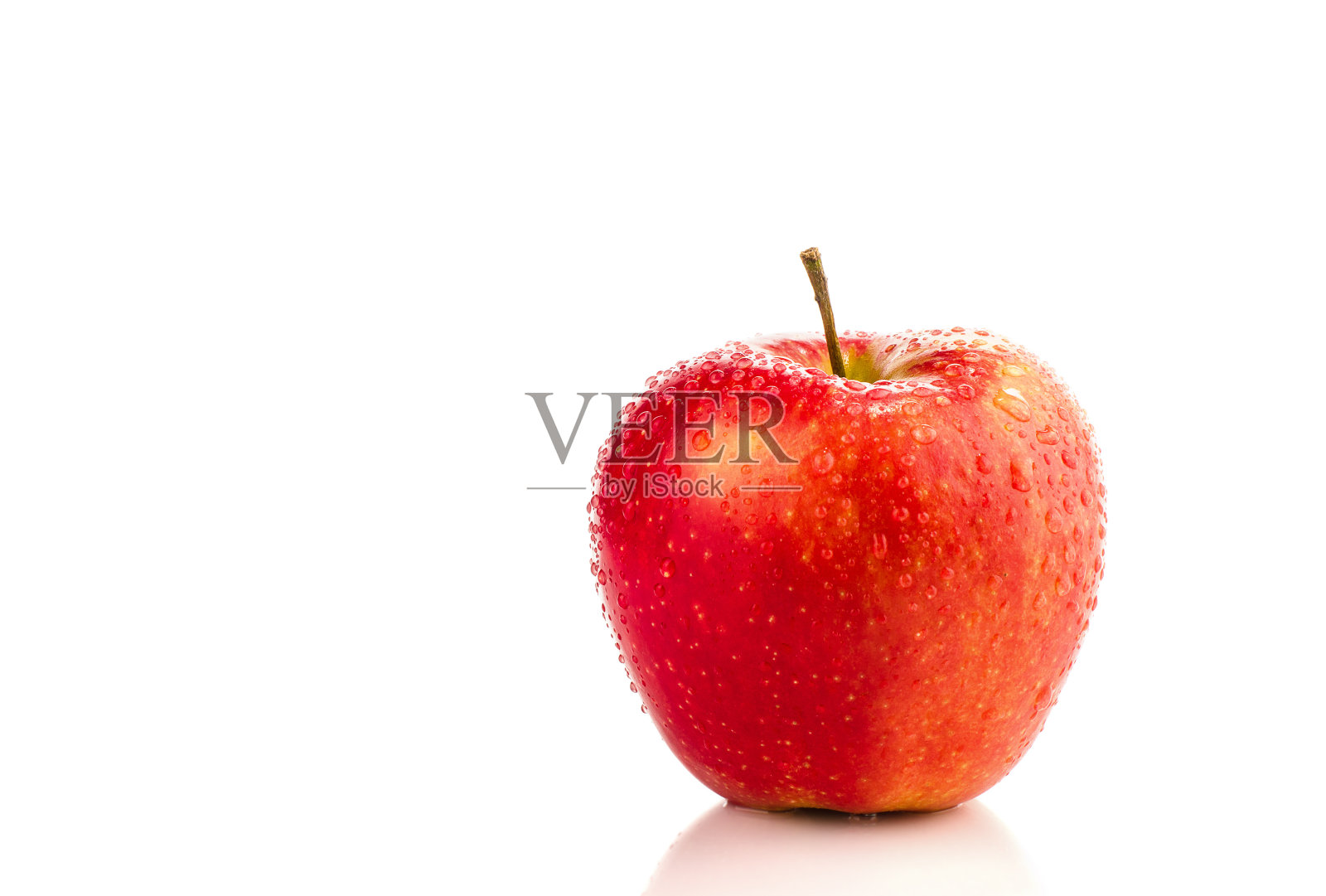 红苹果和水滴。照片摄影图片
