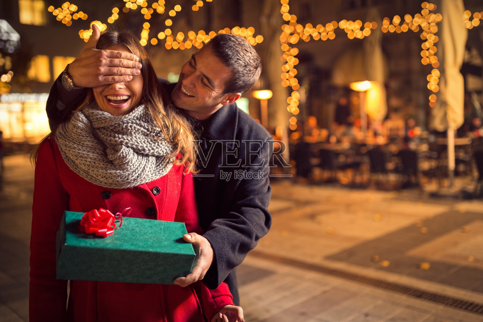当女朋友送礼物时，男人会把她的眼睛遮住照片摄影图片