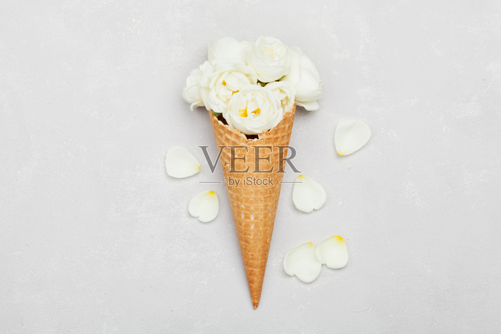 玫瑰花饰华夫蛋筒冰淇淋照片摄影图片