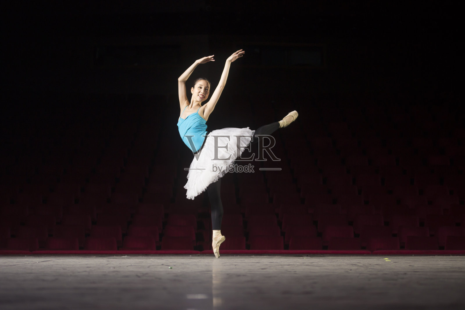 一个芭蕾舞演员单腿站立。照片摄影图片