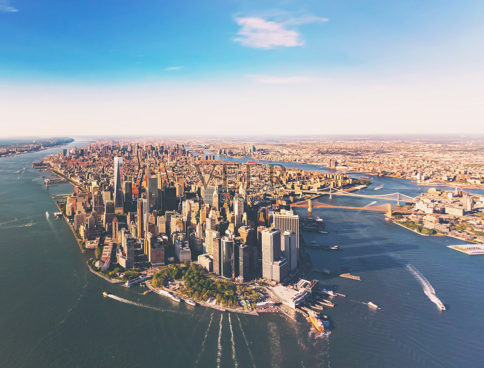 低空俯瞰曼哈顿纽约市照片摄影图片