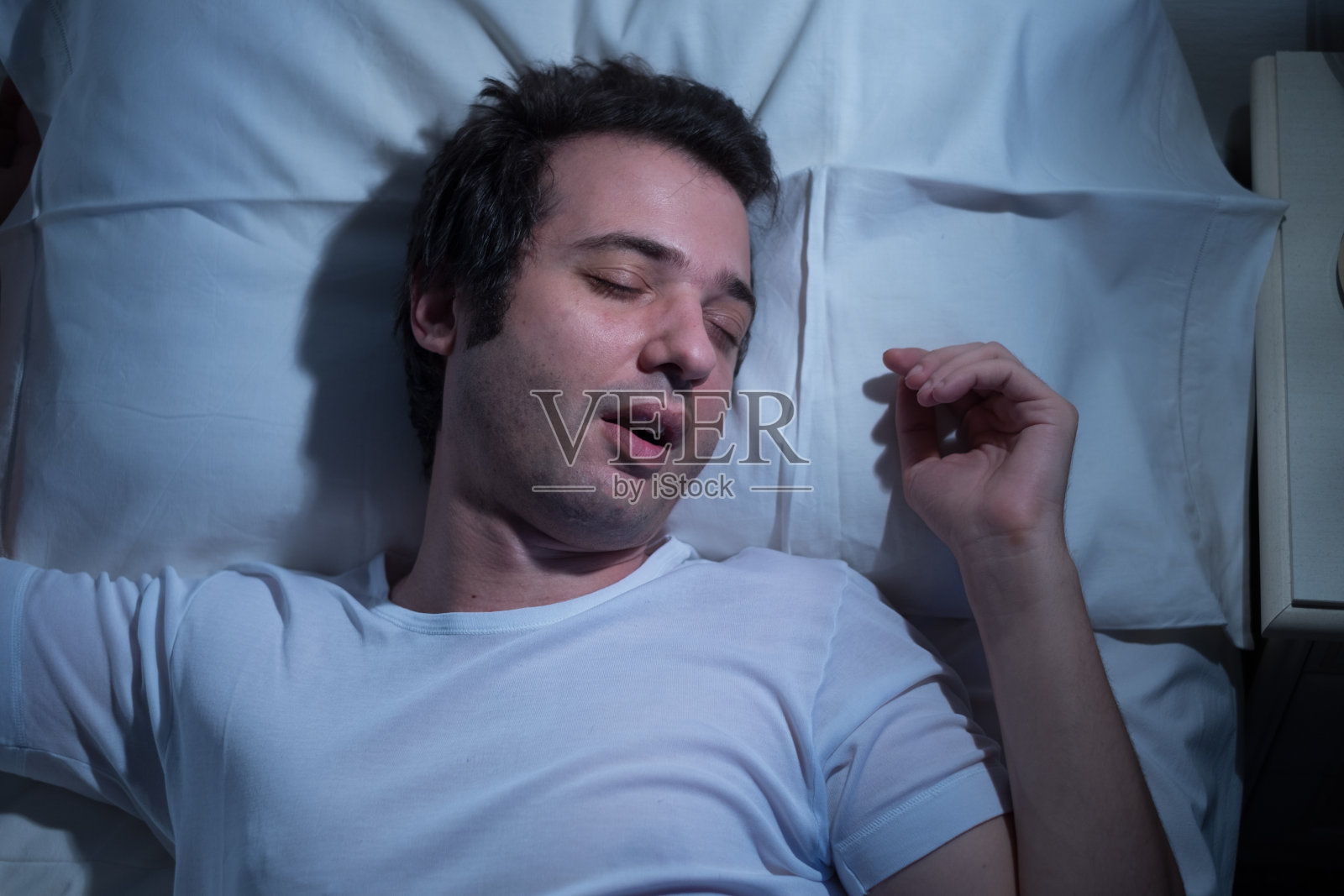睡觉的男人图片素材-编号27259115-图行天下