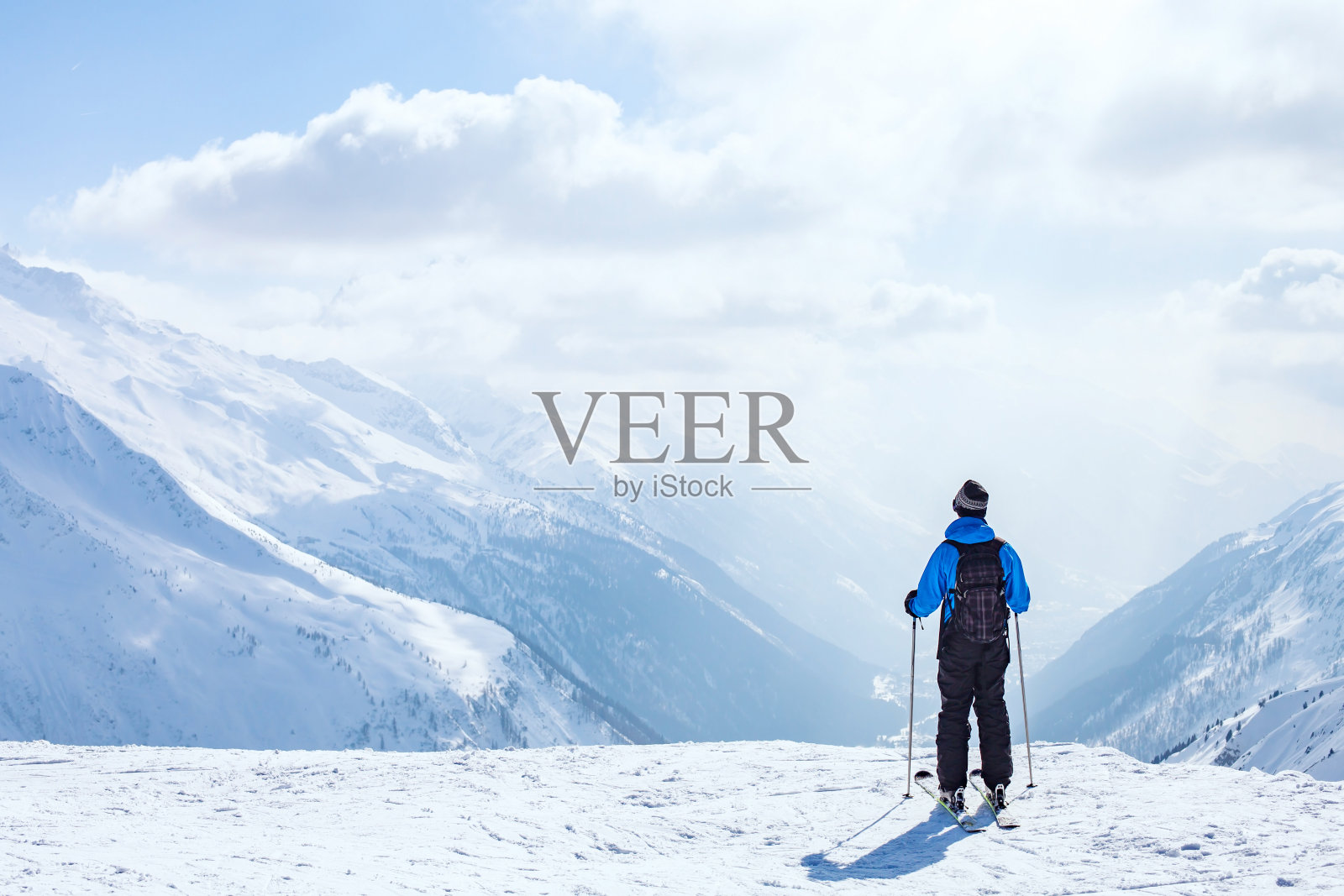 滑雪背景，滑雪者在美丽的山景照片摄影图片